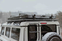 Rückansicht des ultraschlanken Dachzeltes auf einem Land Rover