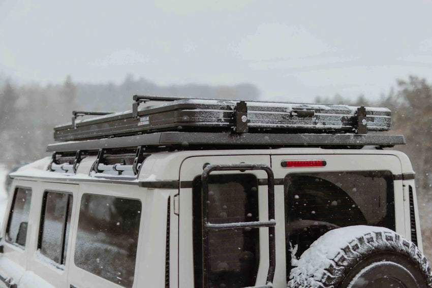 Rückansicht des ultraschlanken Dachzeltes auf einem Land Rover