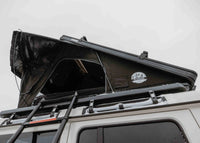 Seitenansicht mit Überdachung und integrierter Leiter