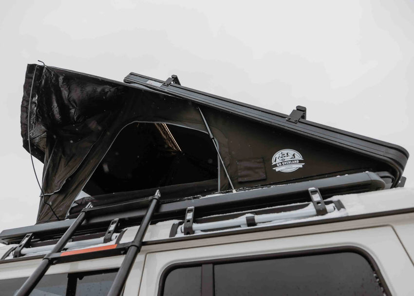 Seitenansicht mit Überdachung und integrierter Leiter