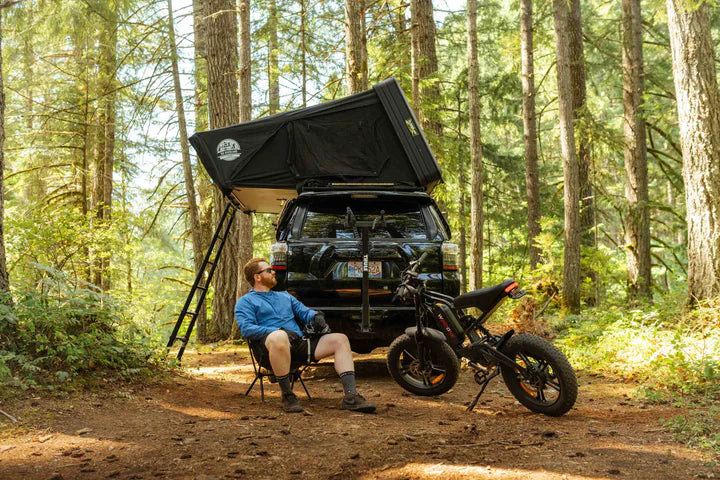 Camping mit einem Elektromotorrad und einem Dachzelt für 5 Personen