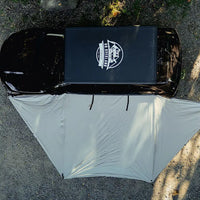 Blick aus der Vogelperspektive auf den selbsttragenden Überdachung für Geländewagen mit 180 Grad