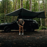 Selbsttragend, hält es an der Seite des Dachzeltes, ohne dass Füße angebracht werden müssen! Die Füße sind nur für windige Bedingungen erhältlich.