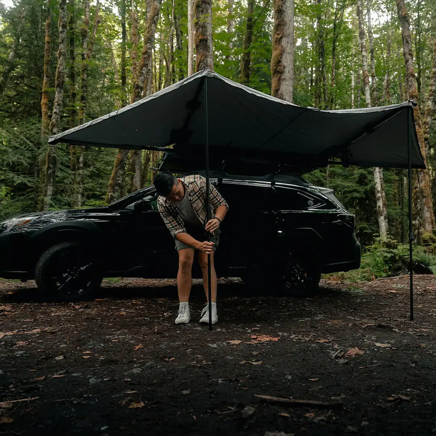 Selbsttragend, hält es an der Seite des Dachzeltes, ohne dass Füße angebracht werden müssen! Die Füße sind nur für windige Bedingungen erhältlich.