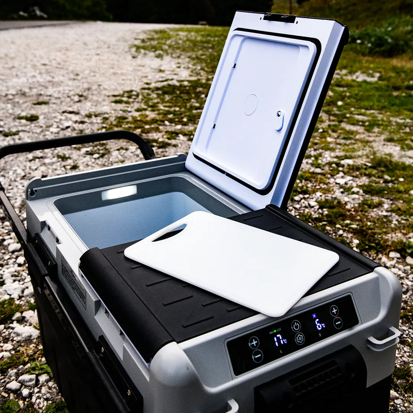 Ansicht von oben und Schneidebrett im Lieferumfang der Kühlbox enthalten