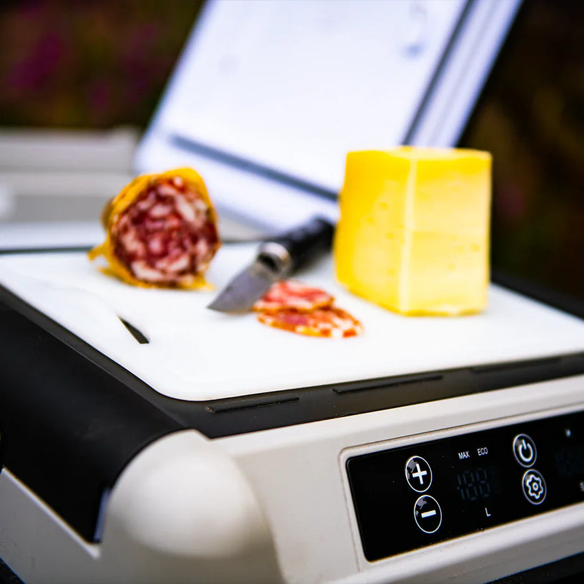 Elektrische Kühlbox auf Rollen mit Wurst und Käse