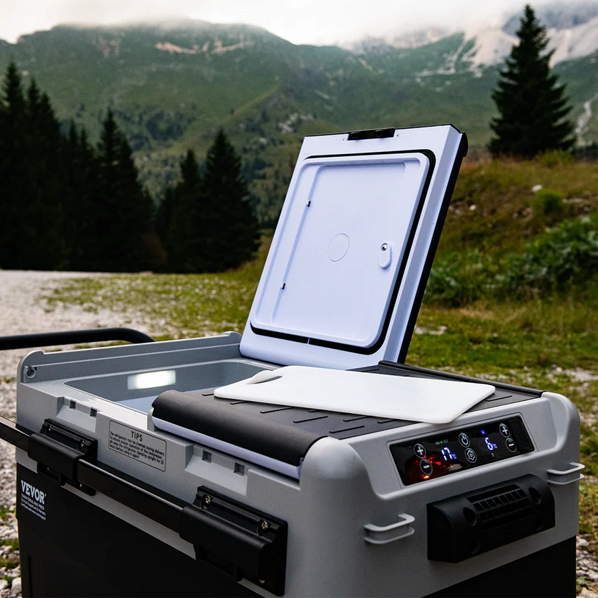 Fernblick auf den elektrischen Kühlschrank auf Rädern