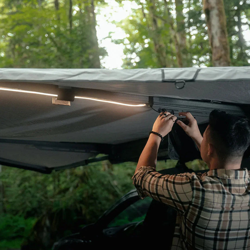 Detailansicht der LEDs unter dem freistehenden 4x4 Markise