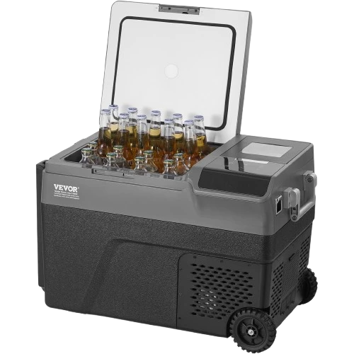 Mit Bier gefüllte Kühlbox auf Rädern