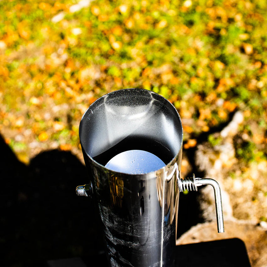 Blick von oben auf die Kaminabdeckung zur Kontrolle des Luftstroms