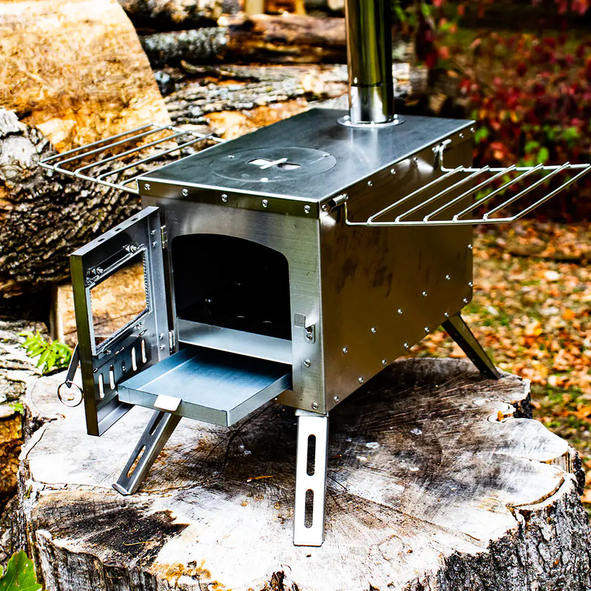 Ansicht mit geöffneter Tür und geöffneter Ascheschublade des Mini-Holzofens für Tiny Houses