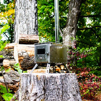 Fernblick in den Wald mit Brennholz, wunderschöner Mini-Holzofen