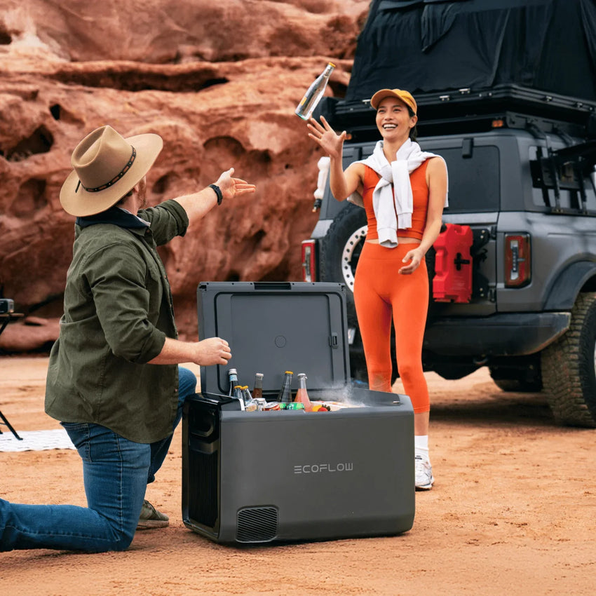 Ansicht der Akku  Kühlbox im Freien mit einem Dachzelt