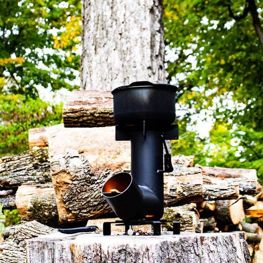 Weitläufiger Blick in den Wald mit Heizung im Hintergrund