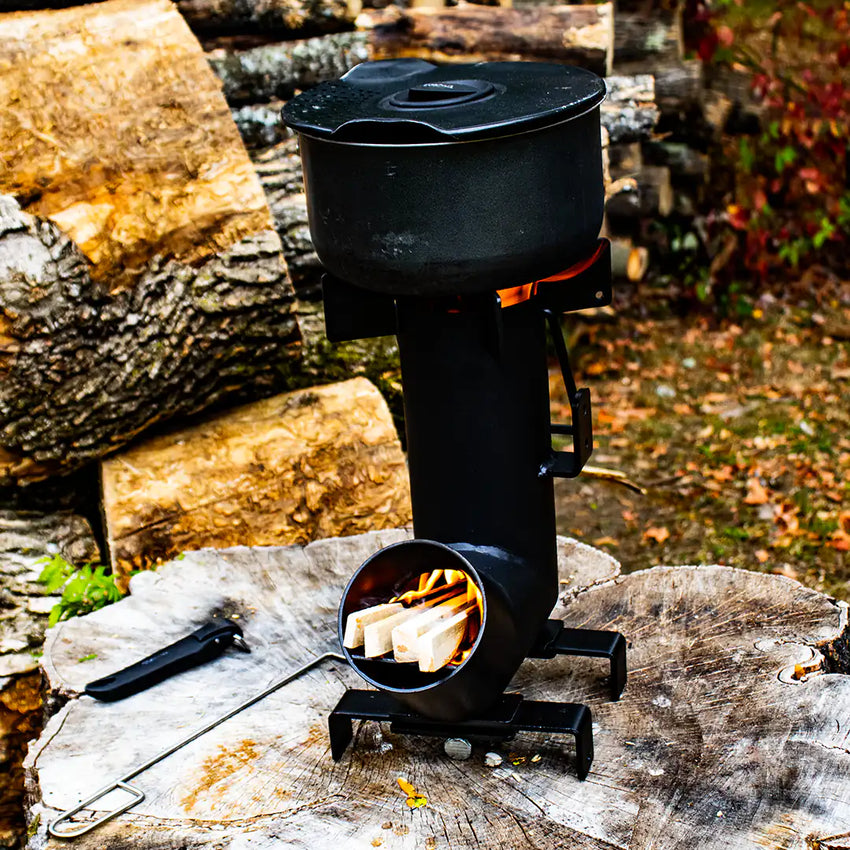 Blick auf den raketenofen mit brennendem Holz