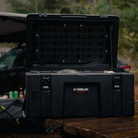 Offene Schachtel auf Tisch mit Zubehör