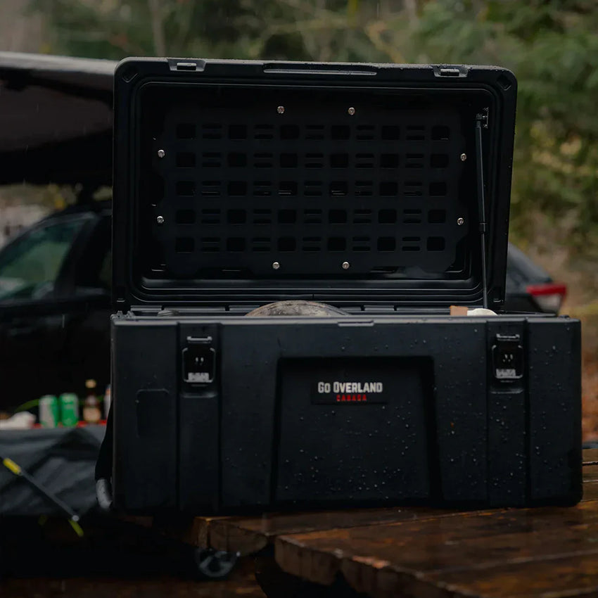 Offene Schachtel auf Tisch mit Zubehör