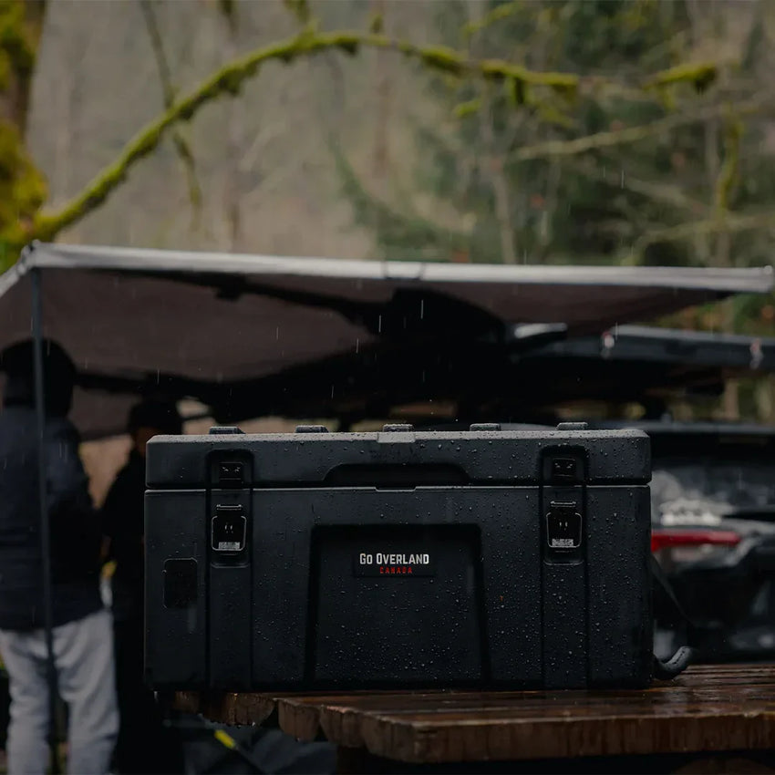 Geschlossene Box im Regen