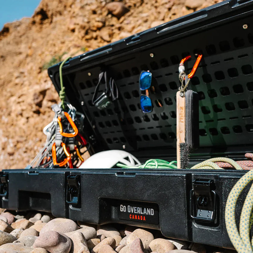 offen und mit Kletter- und Campingausrüstung gefüllt