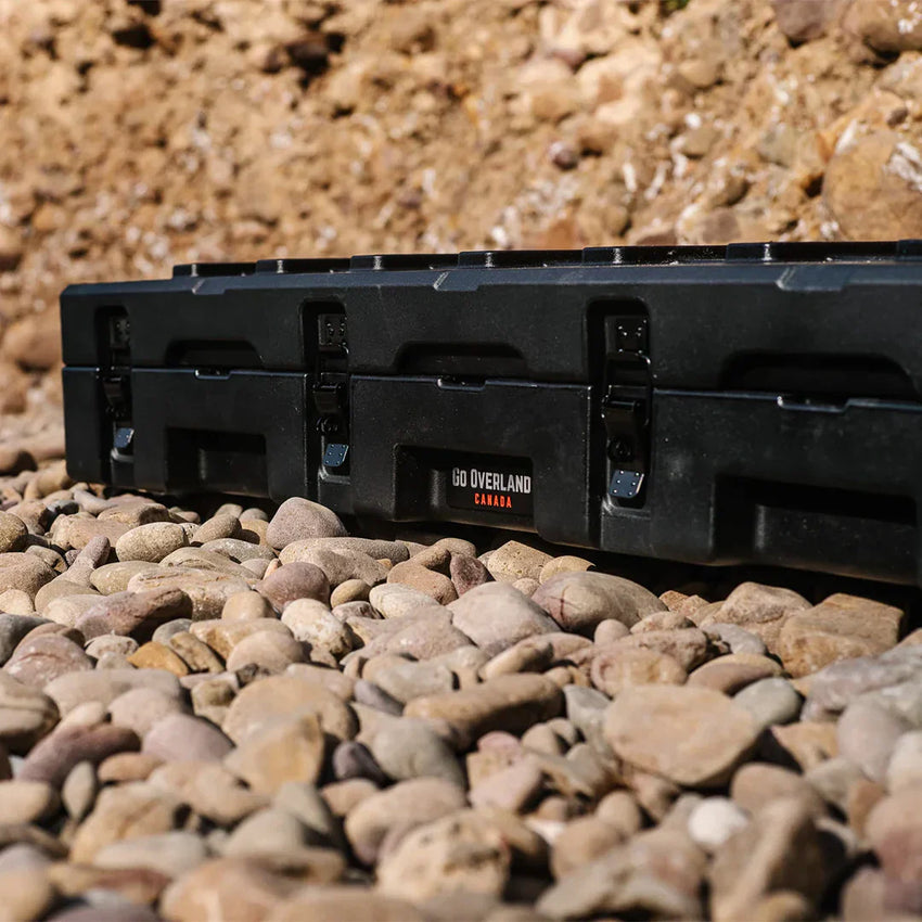Wasserdichte Aufbewahrungsbox auf den Kieselsteinen am Strand