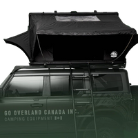 4-Jahreszeiten-Dachzelt von der Seite gesehen, wenn es geöffnet ist