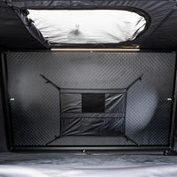 Innenansicht mit Fenster oben und Stauraum hinten