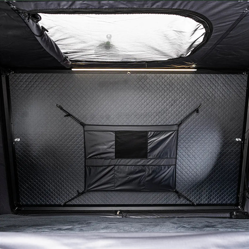 Innenansicht mit Fenster oben und Stauraum hinten