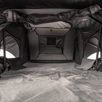 Innenansicht mit Matratzen und Fenstern