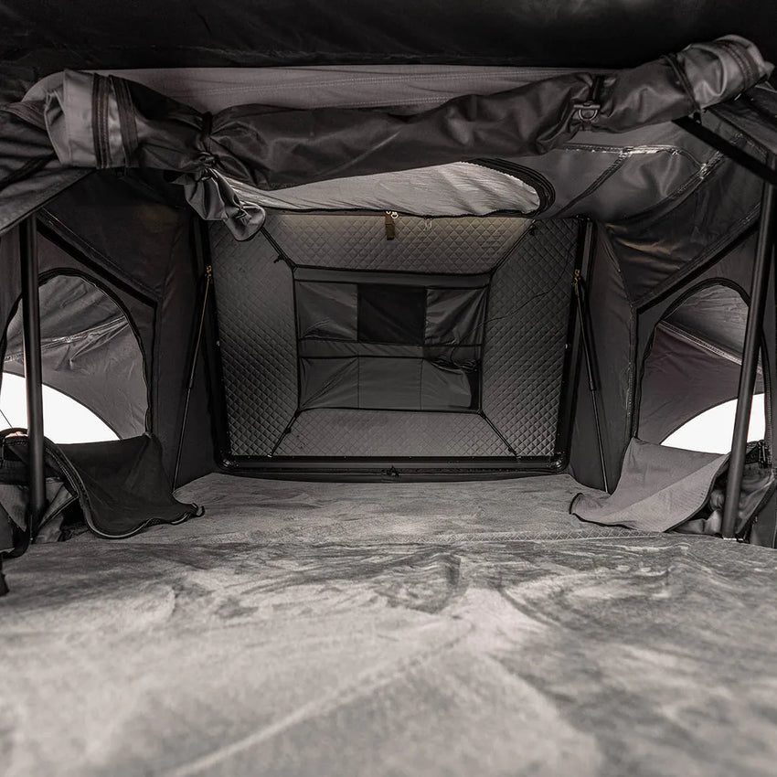 Innenansicht mit Matratzen und Fenstern