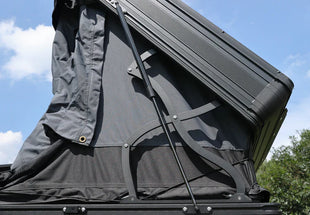 Ansicht des Öffnungssystems des Dachzeltes für 3 Personen