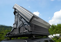 Vorderansicht des Hartschalen-Dachzeltes von kailop