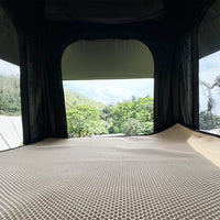 Innenraum mit Tür und Fenstern