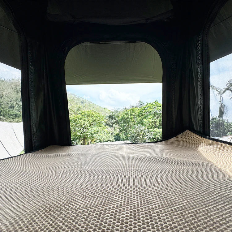 Innenraum mit Tür und Fenstern