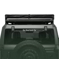 Rückansicht des Dachzeltes, das extra flach ist, um den Windwiderstand und den Verbrauch zu reduzieren.