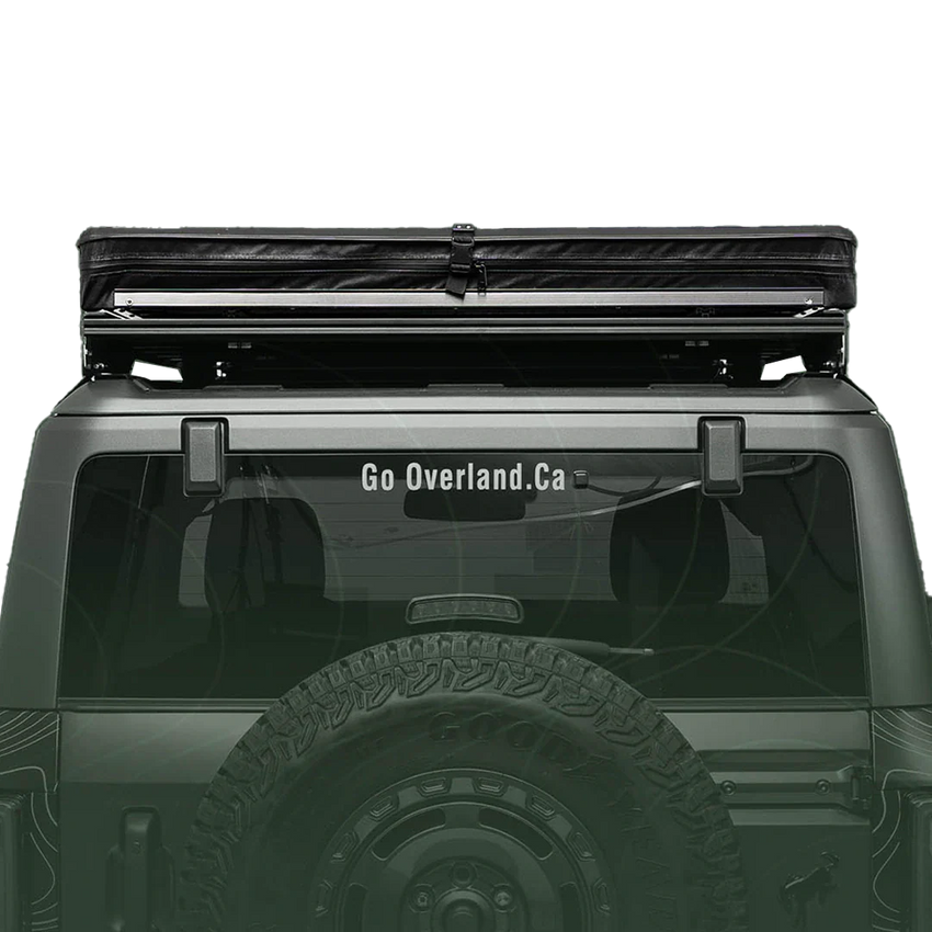 Rückansicht des Dachzeltes, das extra flach ist, um den Windwiderstand und den Verbrauch zu reduzieren.