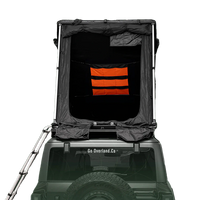 Rückansicht und seitlicher Eingang des ultraleichten Dachzeltes