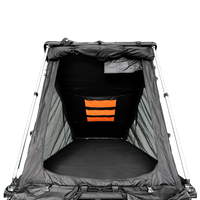 Rückansicht des geöffneten ultraleichten Dachzeltes