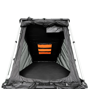 Rückansicht des geöffneten ultraleichten Dachzeltes