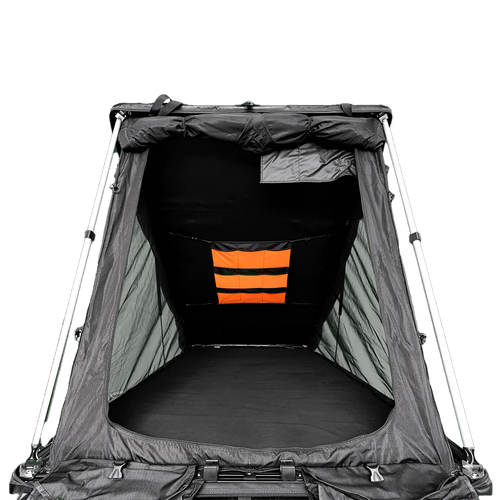 Rückansicht des geöffneten ultraleichten Dachzeltes