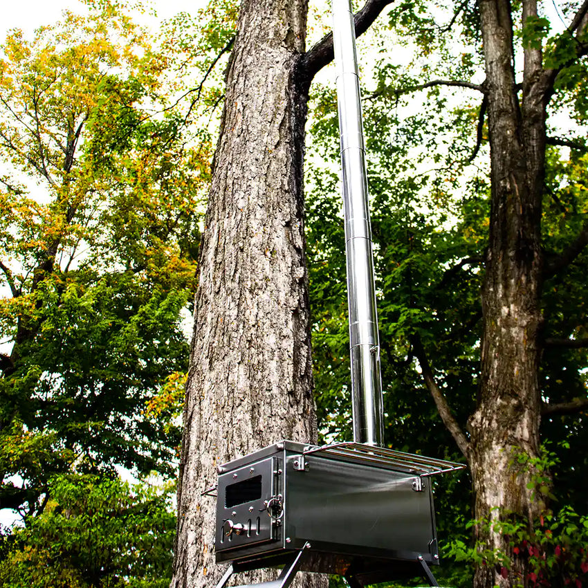 Fernblick auf den Mini-Holzofen im Wald