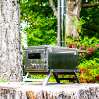 Mini-Holzofen aus Edelstahl, im Wald aufgestellt