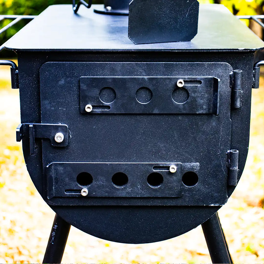 Mini-Camping-Holzofen von vorne gesehen mit Lufteinlässen für eine optimale Verbrennung