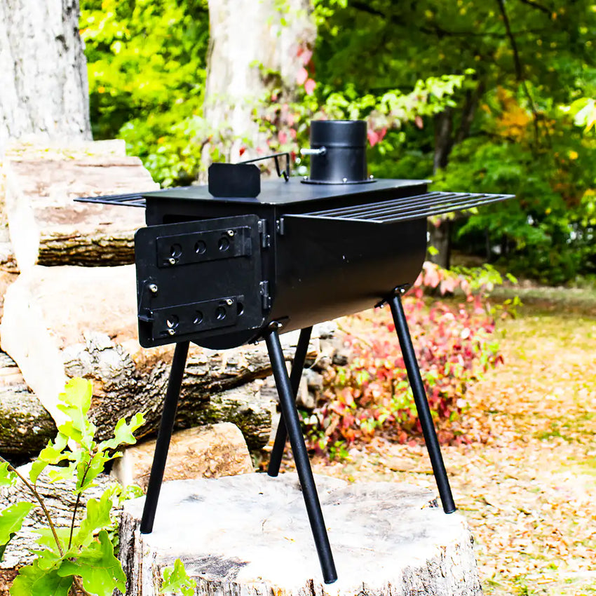 Blick in den Wald mit Brennholz im Hintergrund